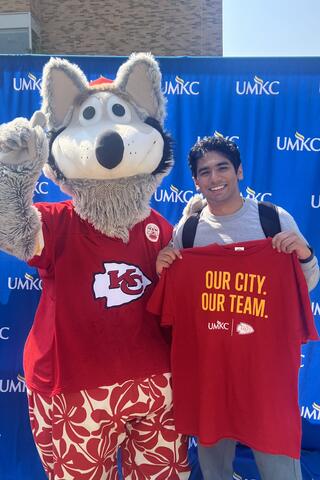 Image of Sandeep with UMKC mascot