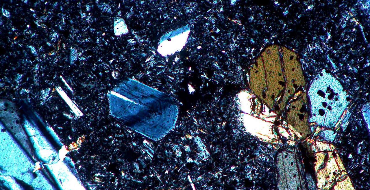 Cross polarized light image showing cystals in a groundmass of smaller crystals